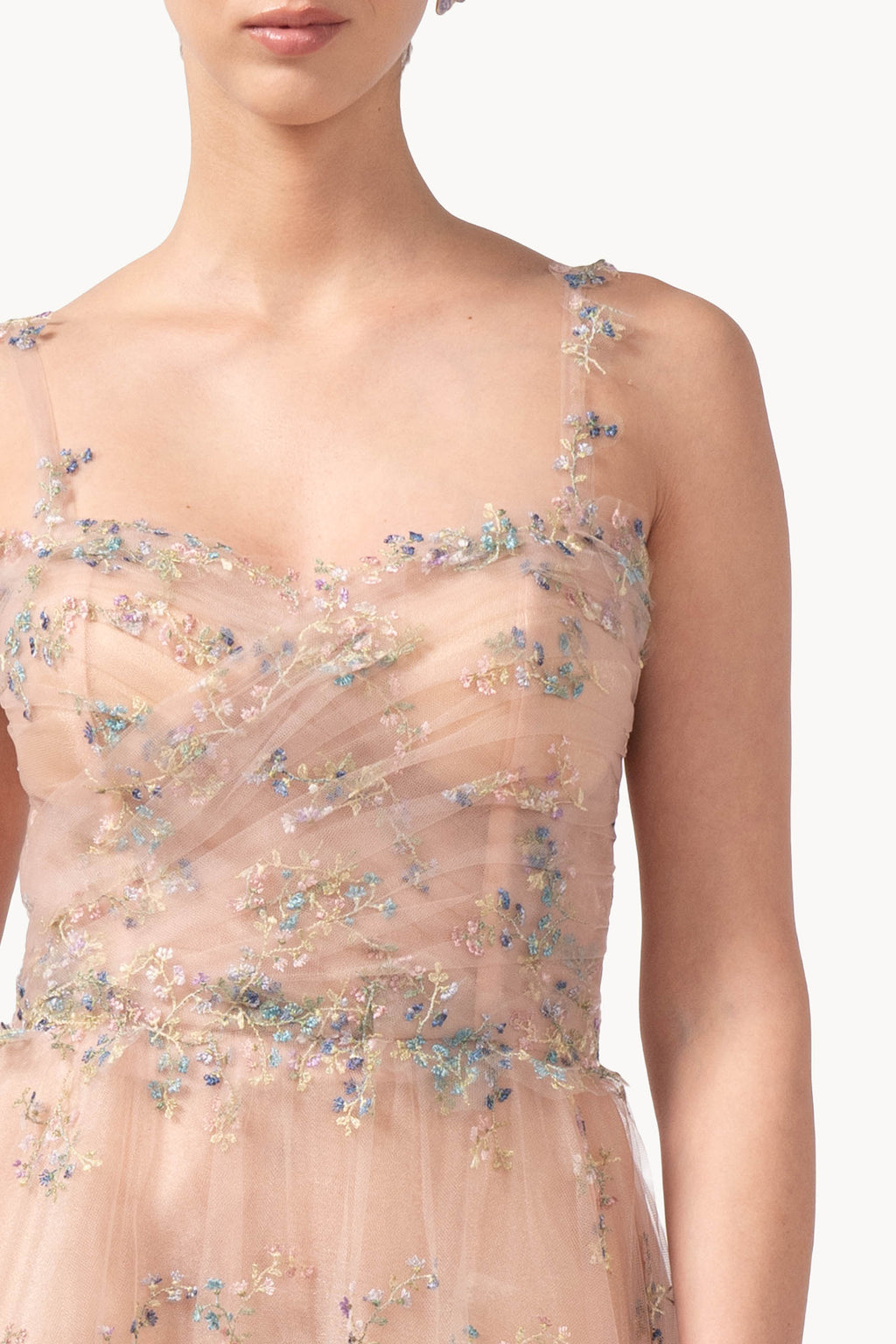 Abito in tulle ricamato con fiori con mantella in garza e chiffon ricamato a fiori