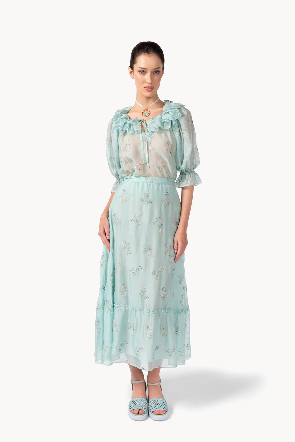 Blusa in chiffon ricamata con colletto a volant