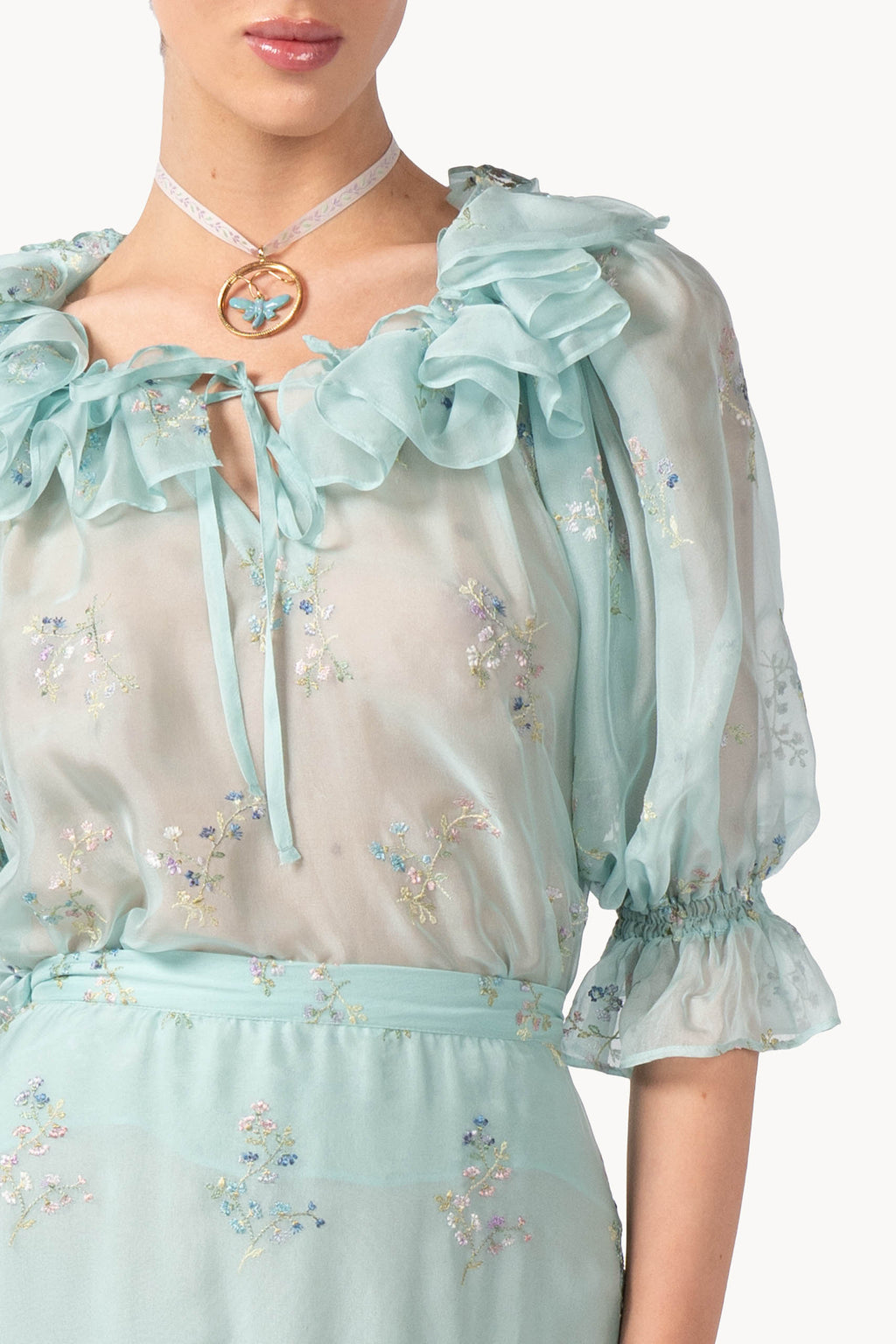 Blusa in chiffon ricamata con colletto a volant