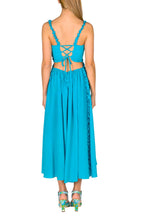 Vestito in seta turchese con dettagli arricciati