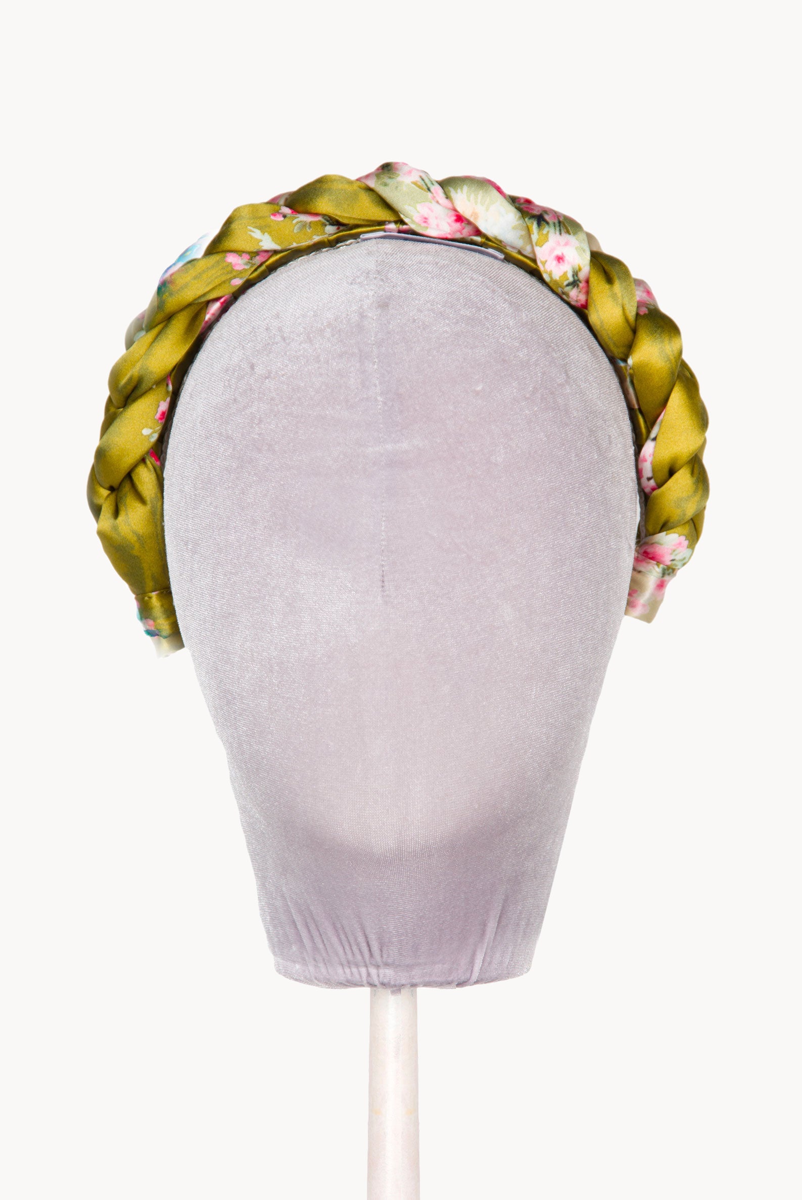 Fascia per capelli intrecciata con boccioli di rosa in raso lucido verde
