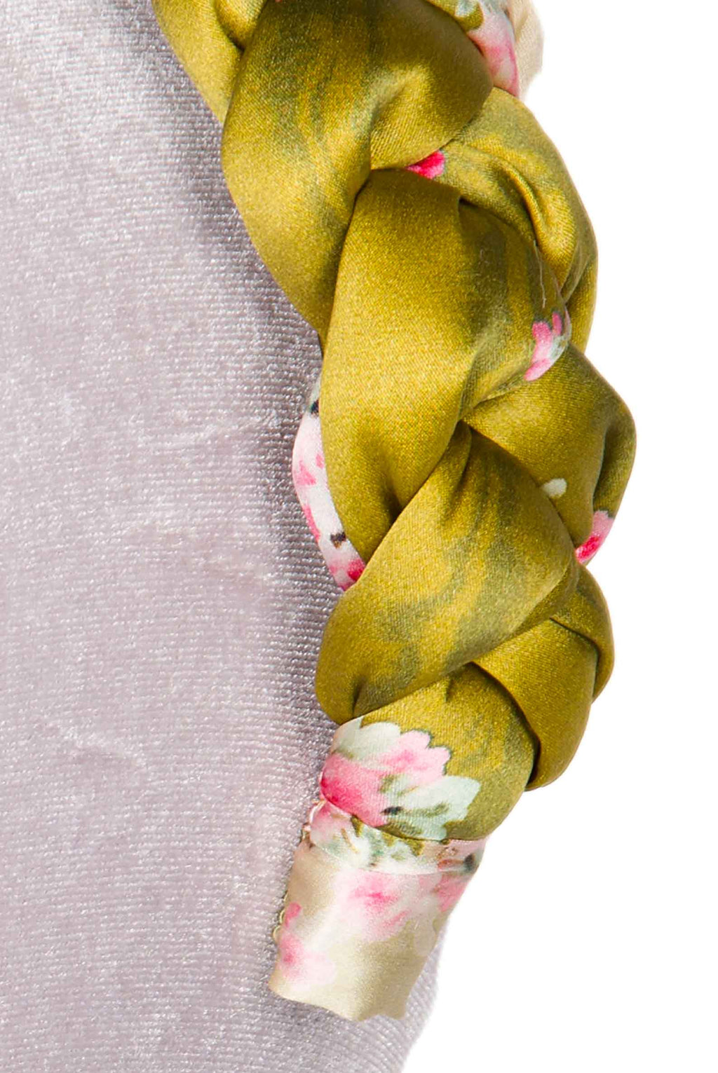 Fascia per capelli intrecciata con boccioli di rosa in raso lucido verde
