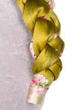 Fascia per capelli intrecciata con boccioli di rosa in raso lucido verde