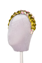Fascia per capelli intrecciata con boccioli di rosa in raso lucido verde
