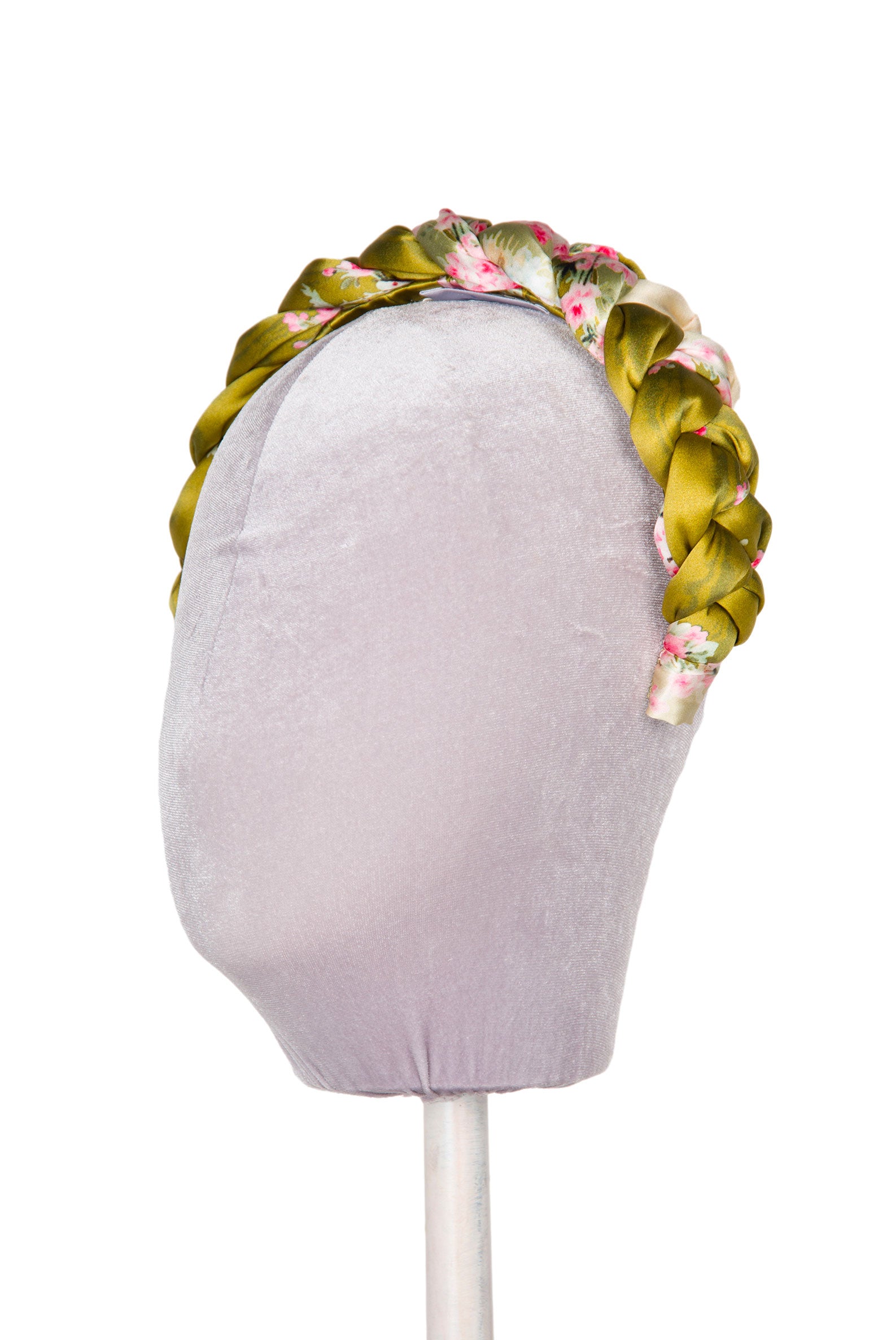 Fascia per capelli intrecciata con boccioli di rosa in raso lucido verde
