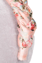 Fascia per capelli intrecciata con boccioli di rosa in raso lucido rosa
