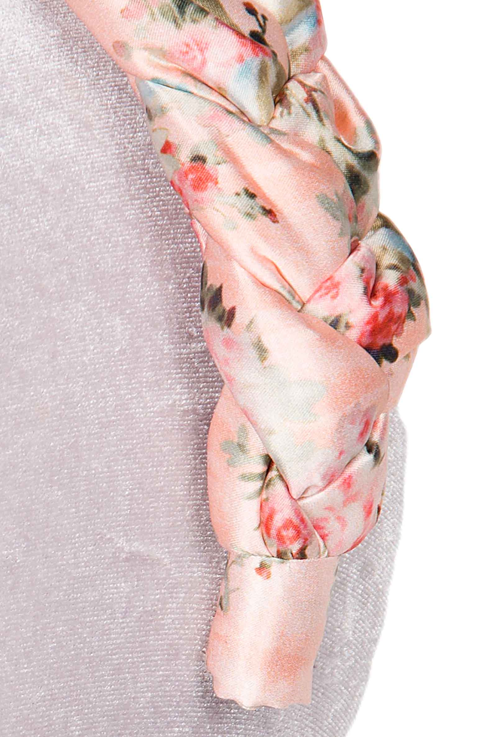 Fascia per capelli intrecciata con boccioli di rosa in raso lucido rosa
