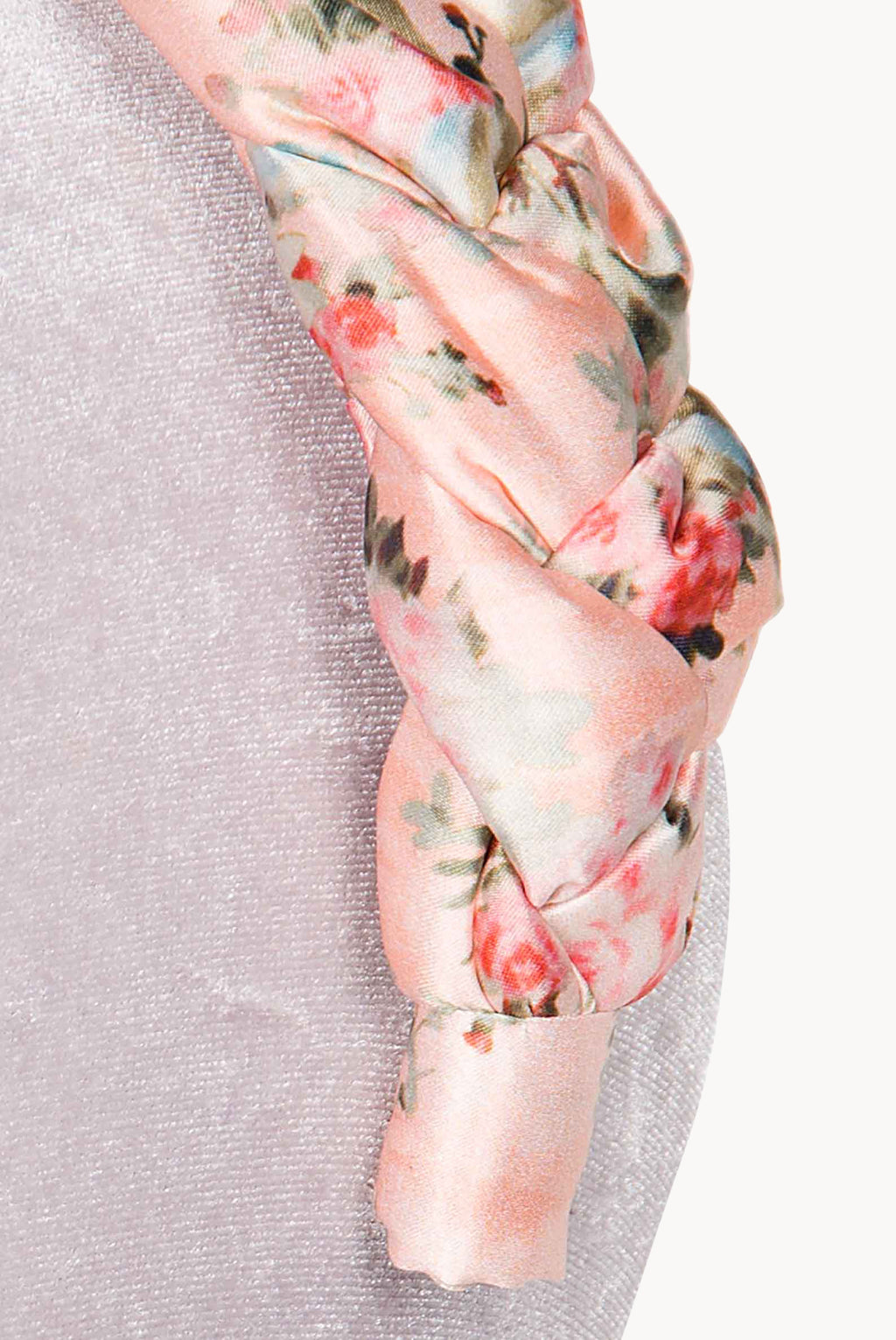 Fascia per capelli intrecciata con boccioli di rosa in raso lucido rosa