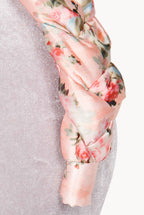 Fascia per capelli intrecciata con boccioli di rosa in raso lucido rosa