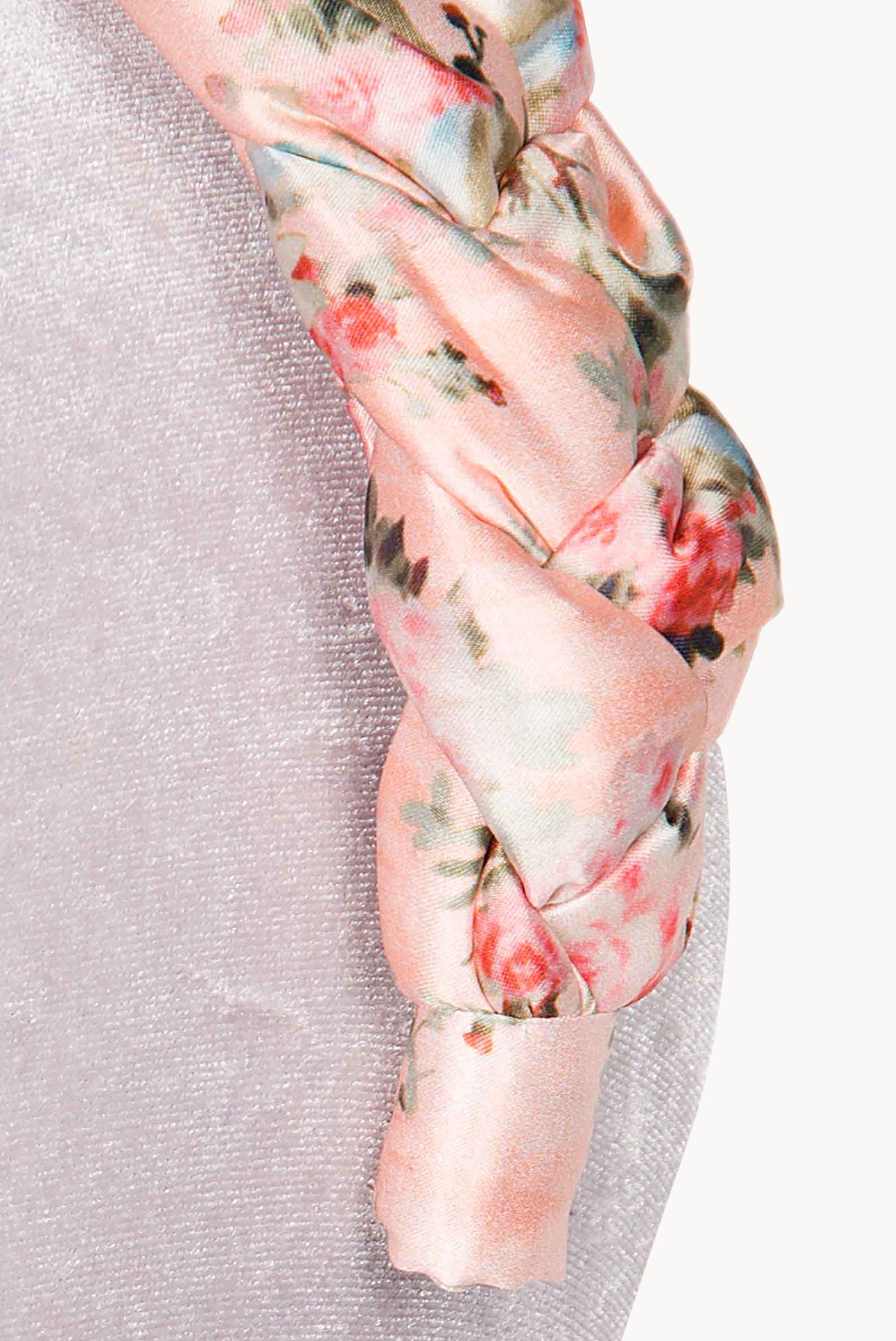 Fascia per capelli intrecciata con boccioli di rosa in raso lucido rosa
