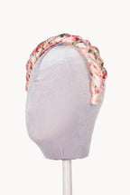 Fascia per capelli intrecciata con boccioli di rosa in raso lucido rosa