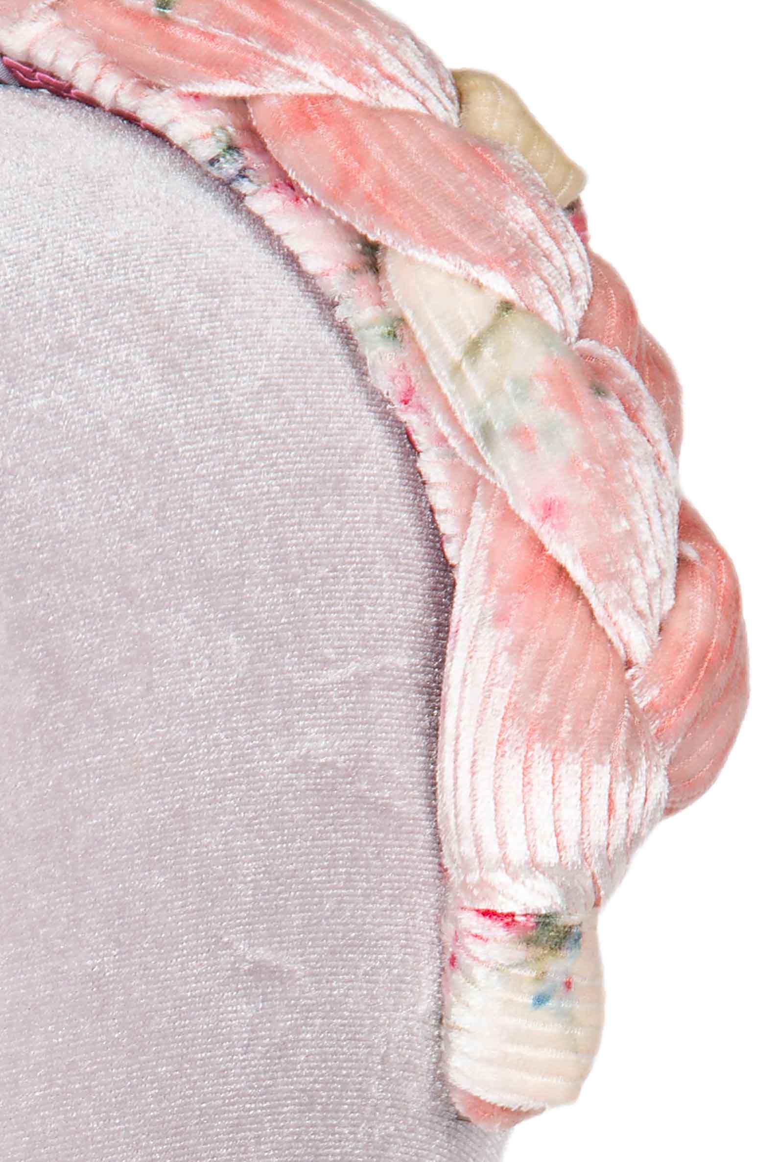 Fascia per capelli intrecciata con boccioli di rosa in velluto rosa
