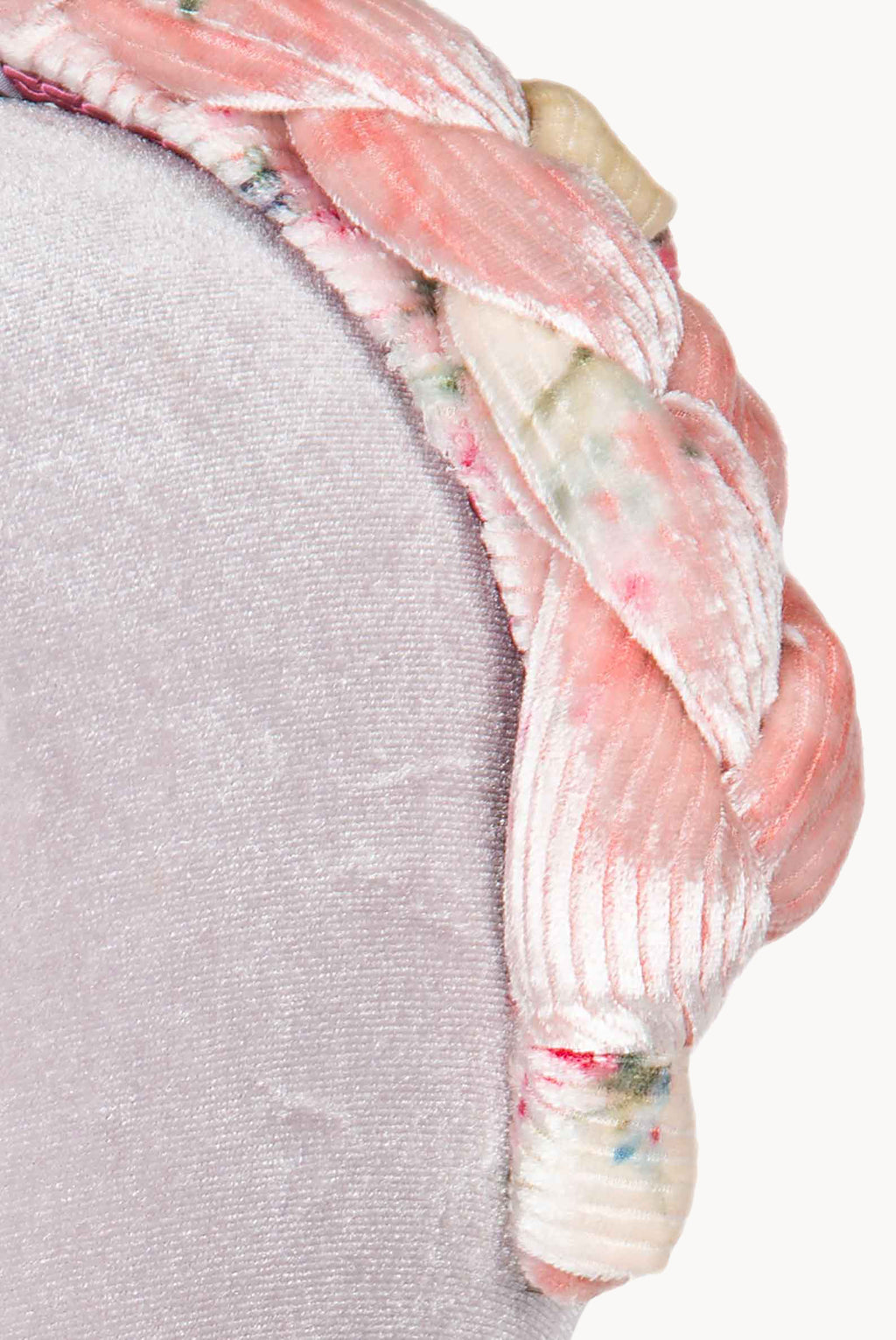 Fascia per capelli intrecciata con boccioli di rosa in velluto rosa