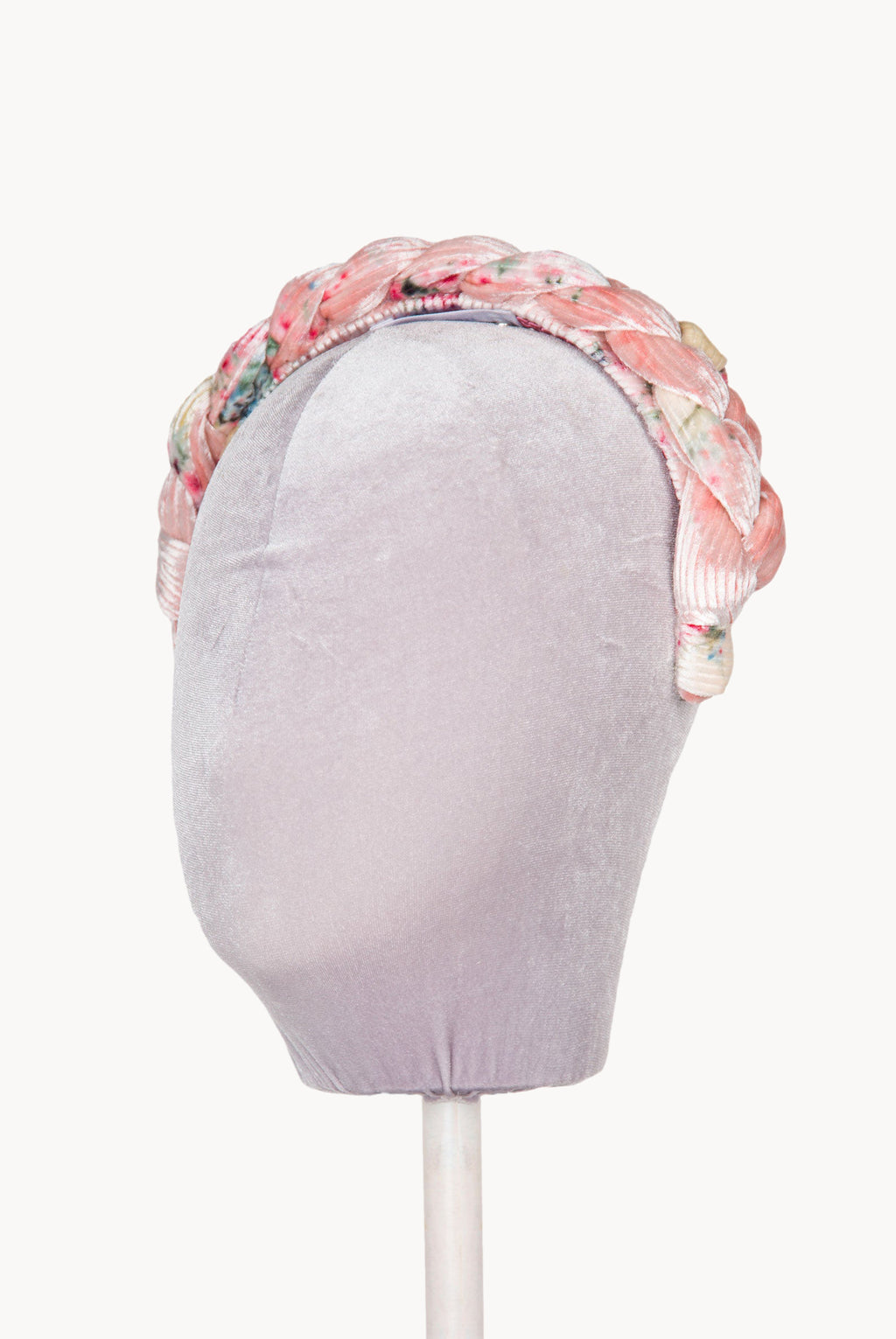 Fascia per capelli intrecciata con boccioli di rosa in velluto rosa