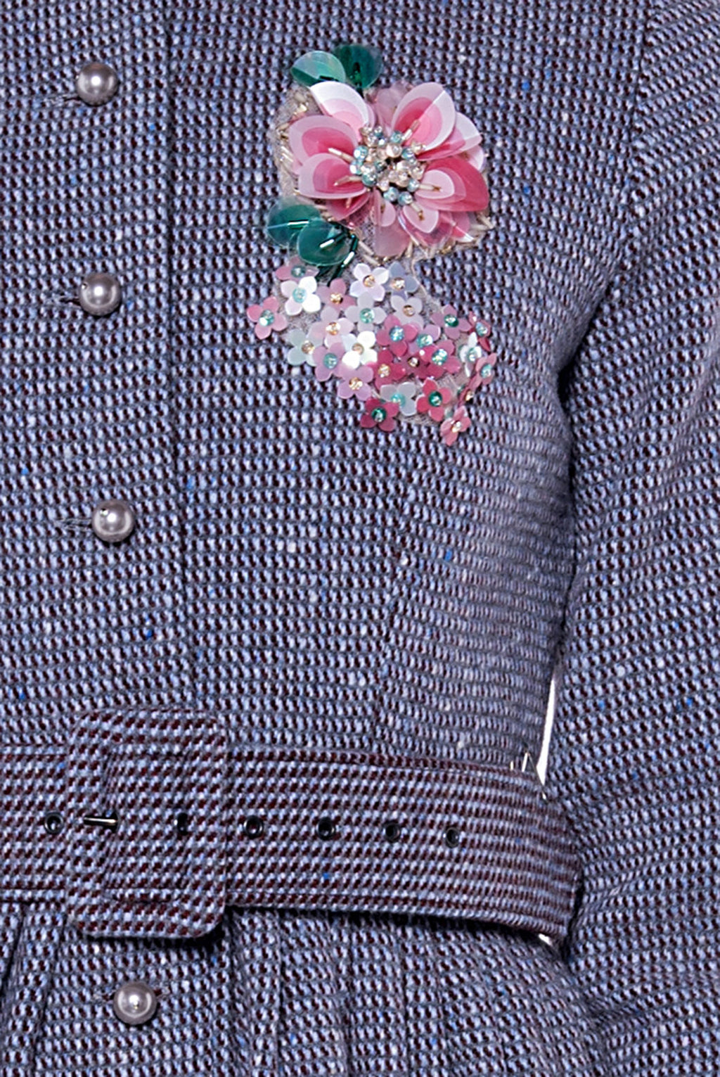 Abito in tweed a maniche lunghe con ricamo