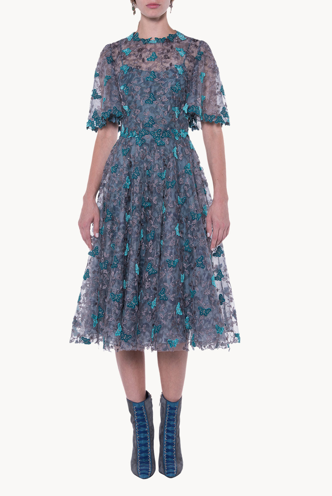 Abito midi in pizzo con farfalle