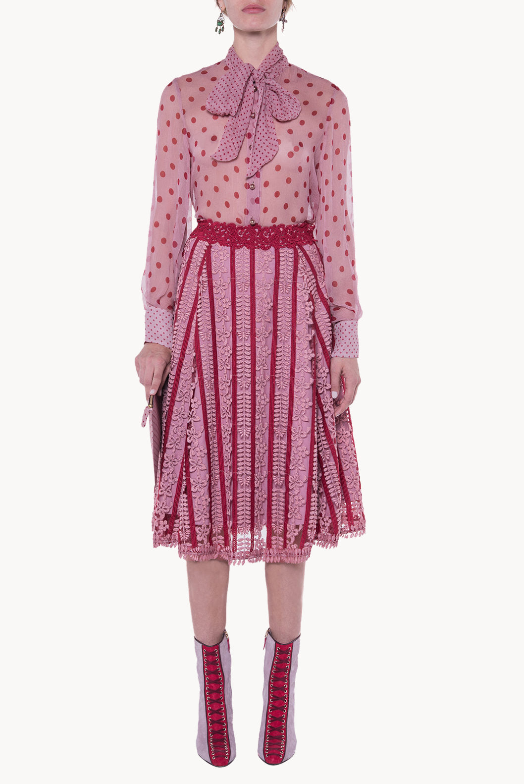 Blusa in chiffon di seta a pois con fiocco alla gola