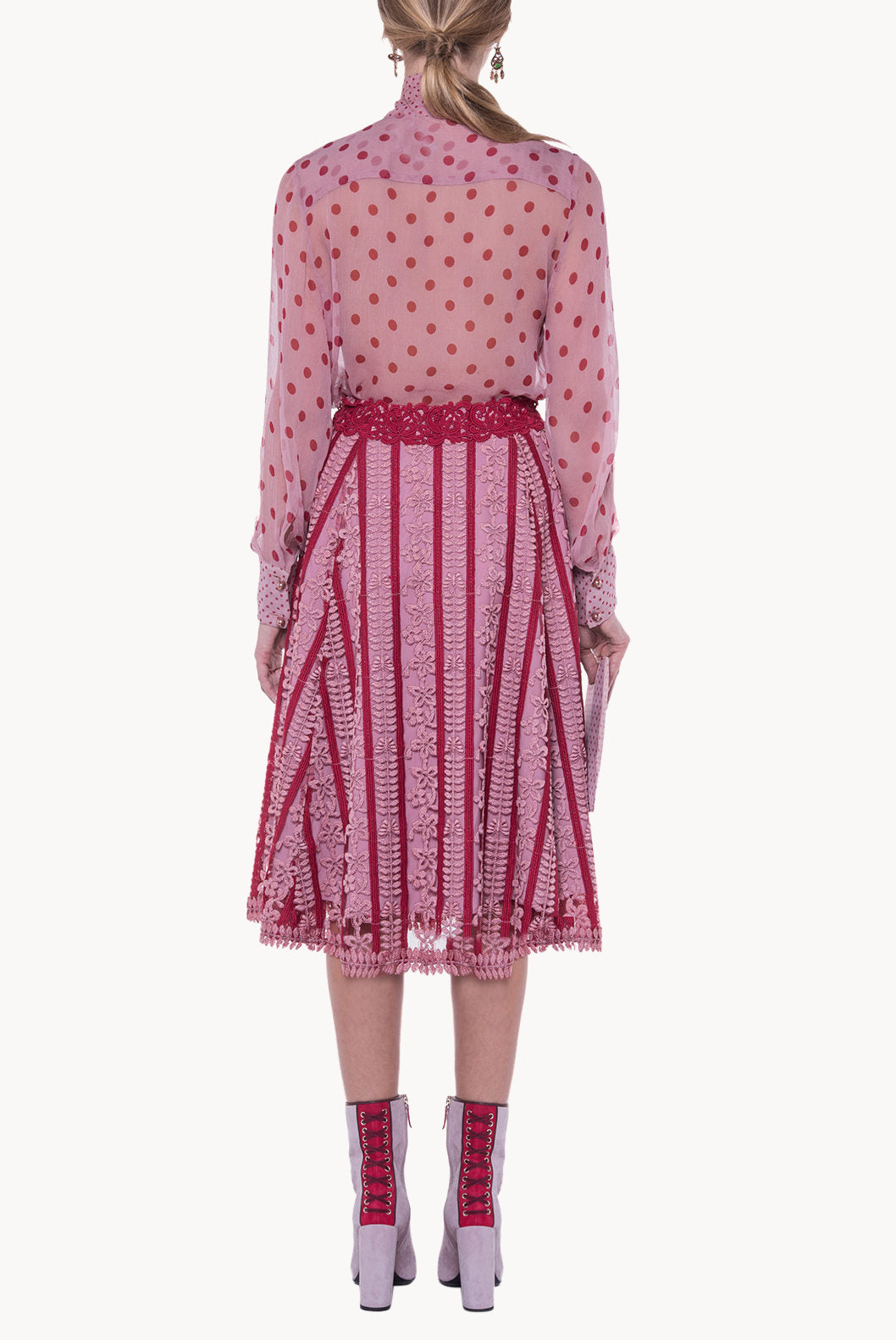 Blusa in chiffon di seta a pois con fiocco alla gola