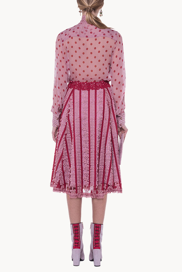 Blusa in chiffon di seta a pois con fiocco alla gola