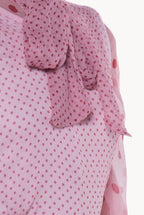 Blusa in chiffon di seta a pois con fiocco alla gola
