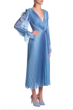 Abito midi plissettato in chiffon iridescente
