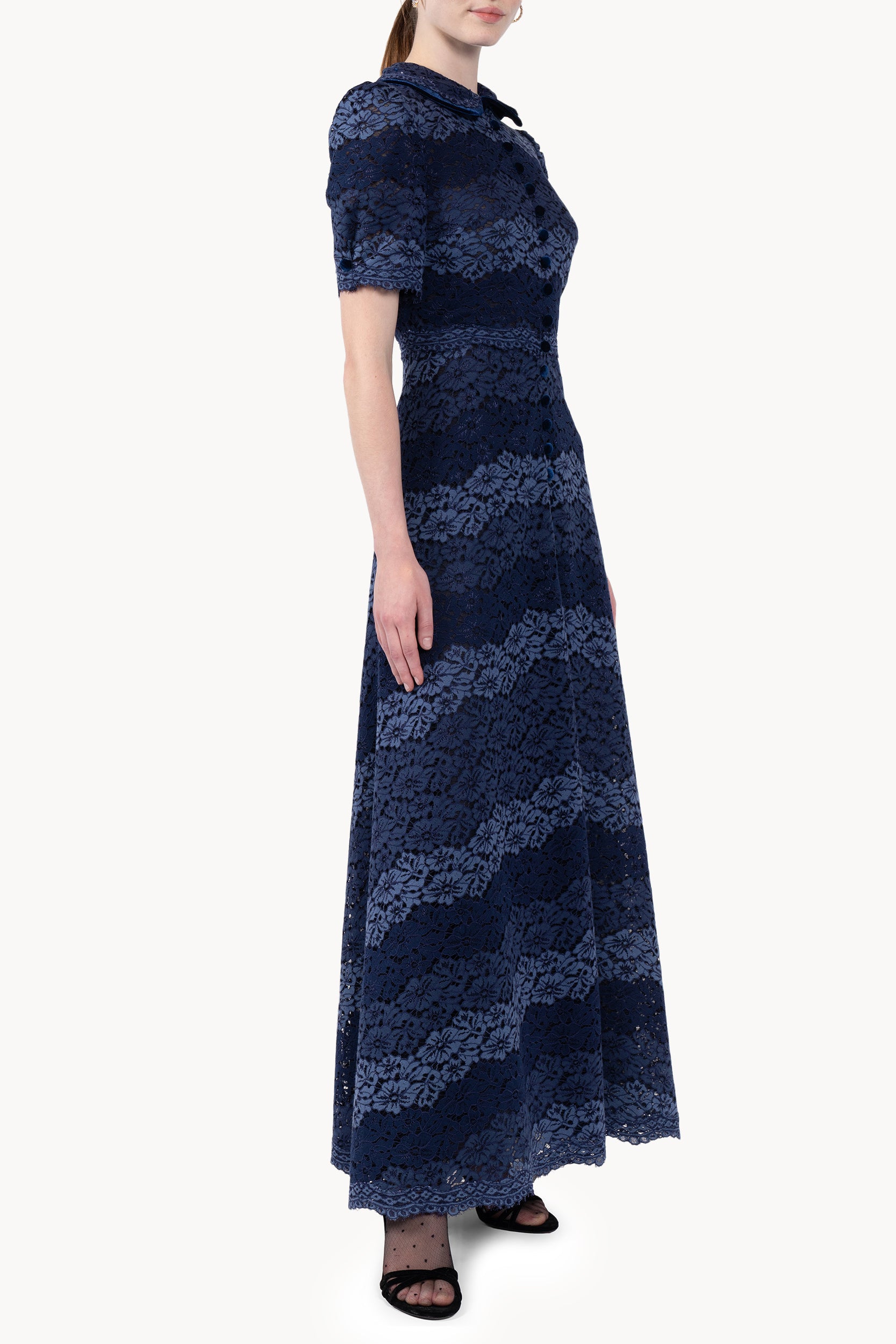 Vestito a righe in pizzo con fascia