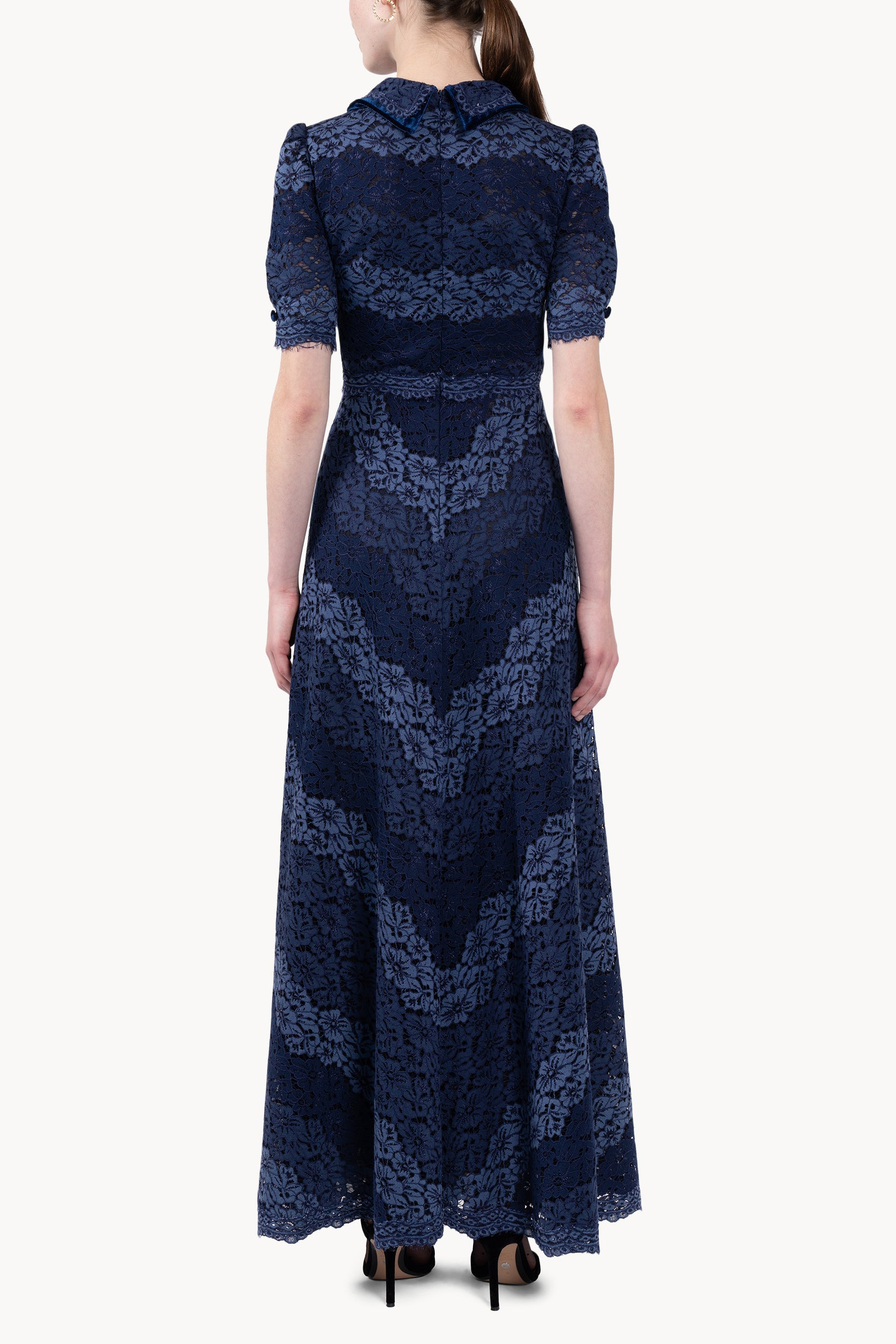 Vestito a righe in pizzo con fascia