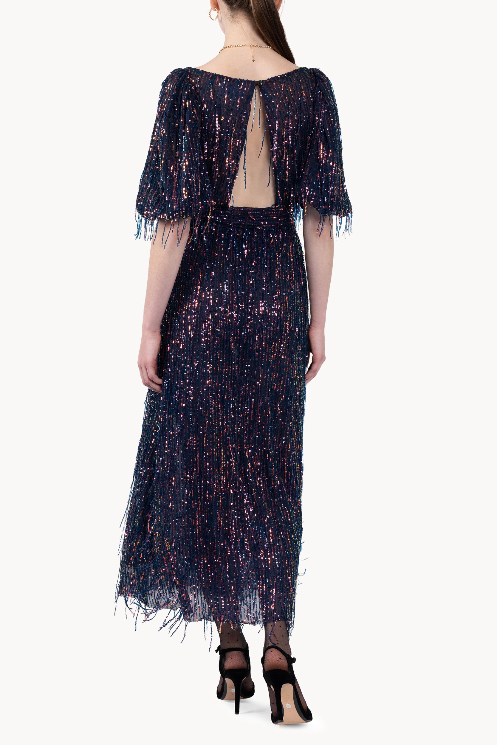 Abito con scollo a U, paillettes e frange