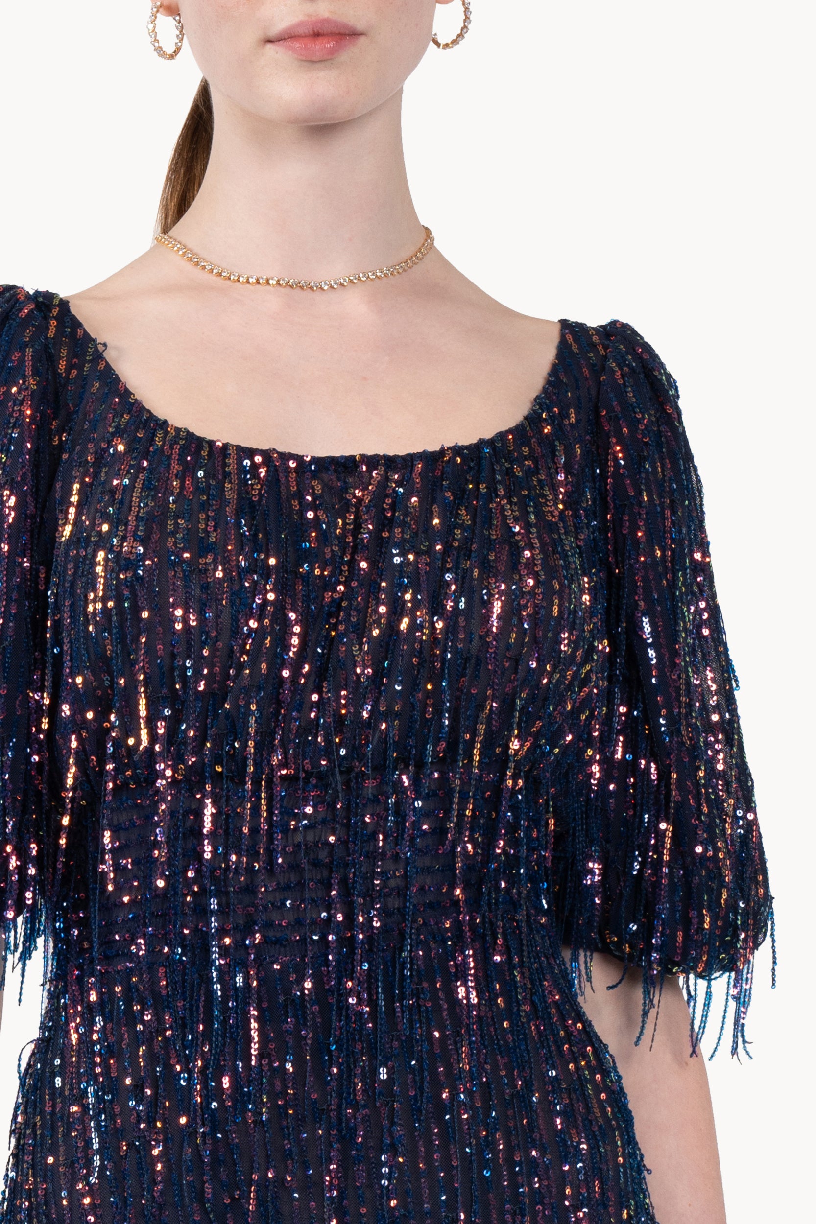 Abito con scollo a U, paillettes e frange