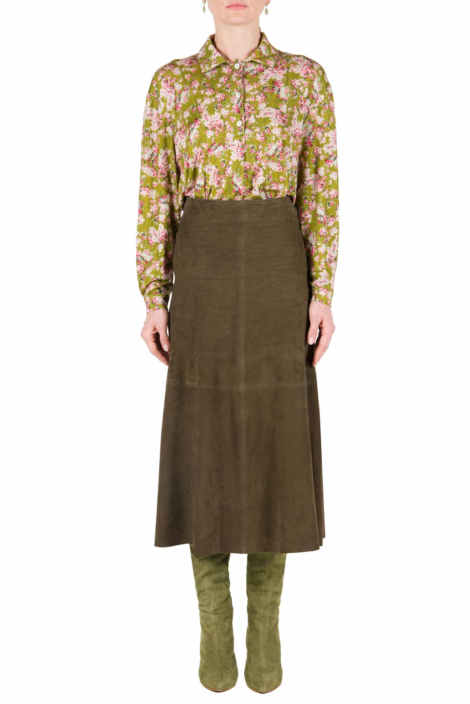 Polo in jersey verde con boccioli di rosa stampati