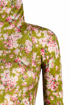 Dolcevita in jersey verde con boccioli di rosa stampati