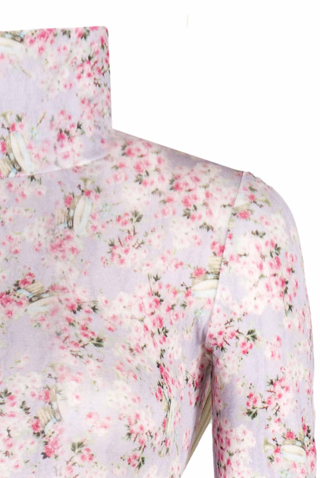 Dolcevita in jersey lilla con boccioli di rosa stampati