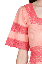 Vestito con inserti all'uncinetto