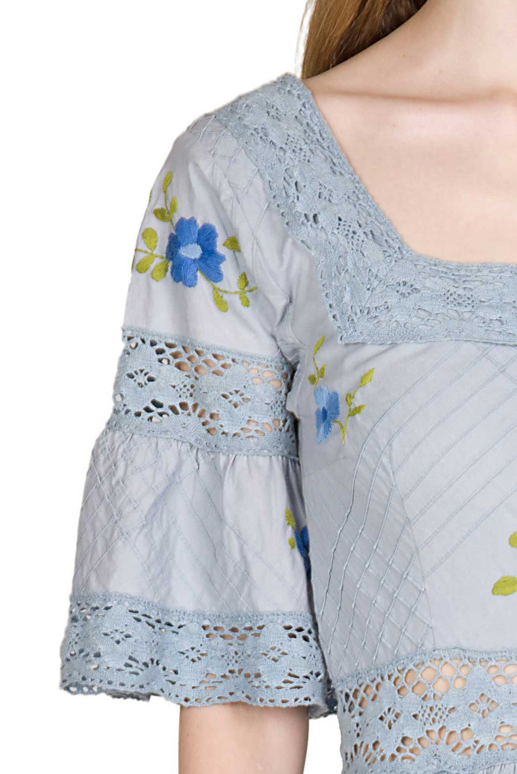 Vestito con pizzo floreale e inserti