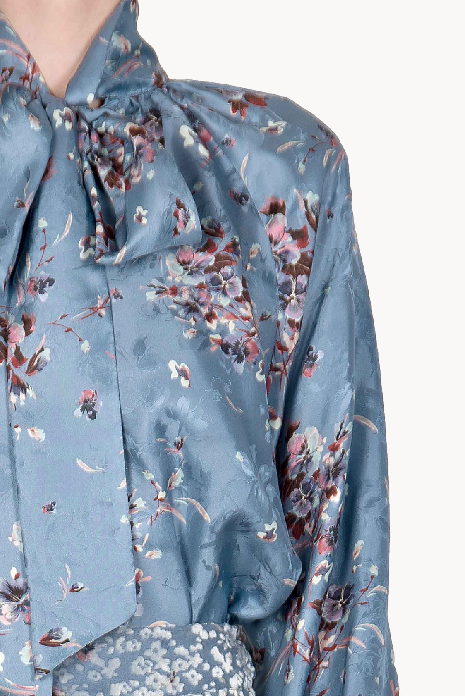 Camicia Flower Storm con dettaglio a fiocco