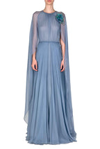 Abito maxi in chiffon creponne con mantella