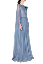 Abito maxi in chiffon creponne con mantella