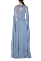Abito maxi in chiffon creponne con mantella