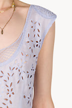 Vestito midi asimmetrico in cotone con ricami e occhielli