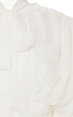 Abito lungo in chiffon crepon con pizzo bianco