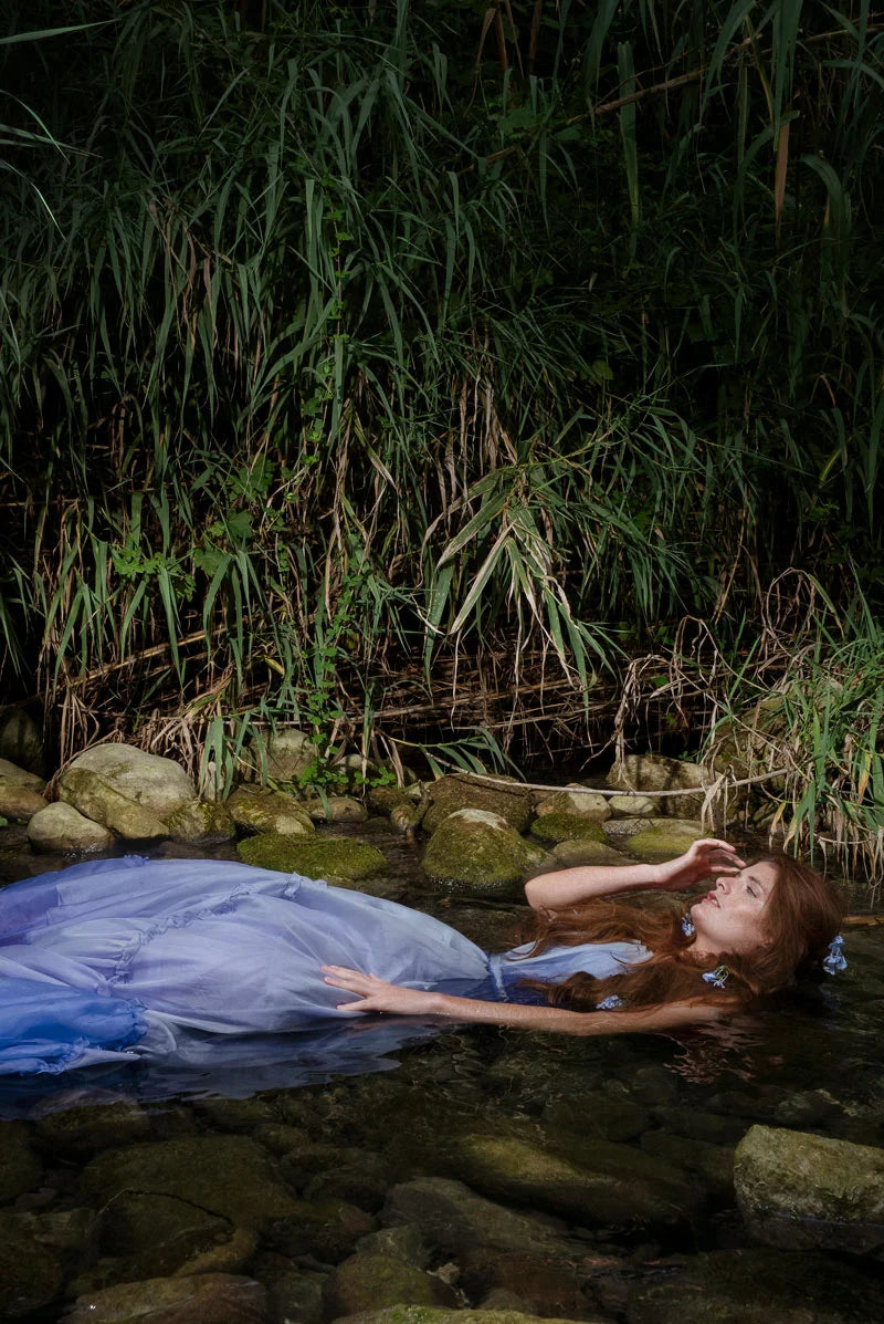 Abito in organza con rifiniture a volant