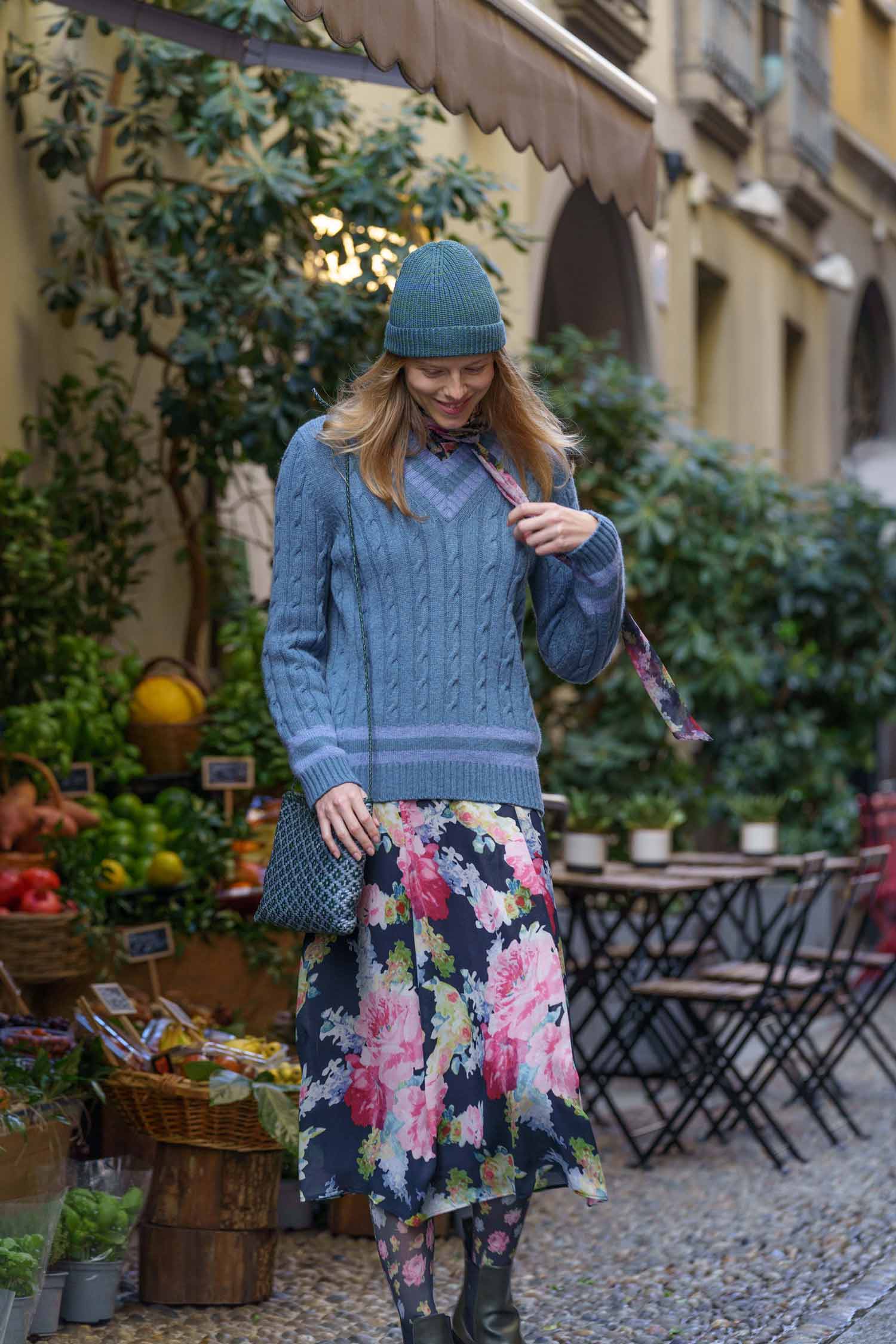 Maglione scollo a V in cashmere petrolio con trecce