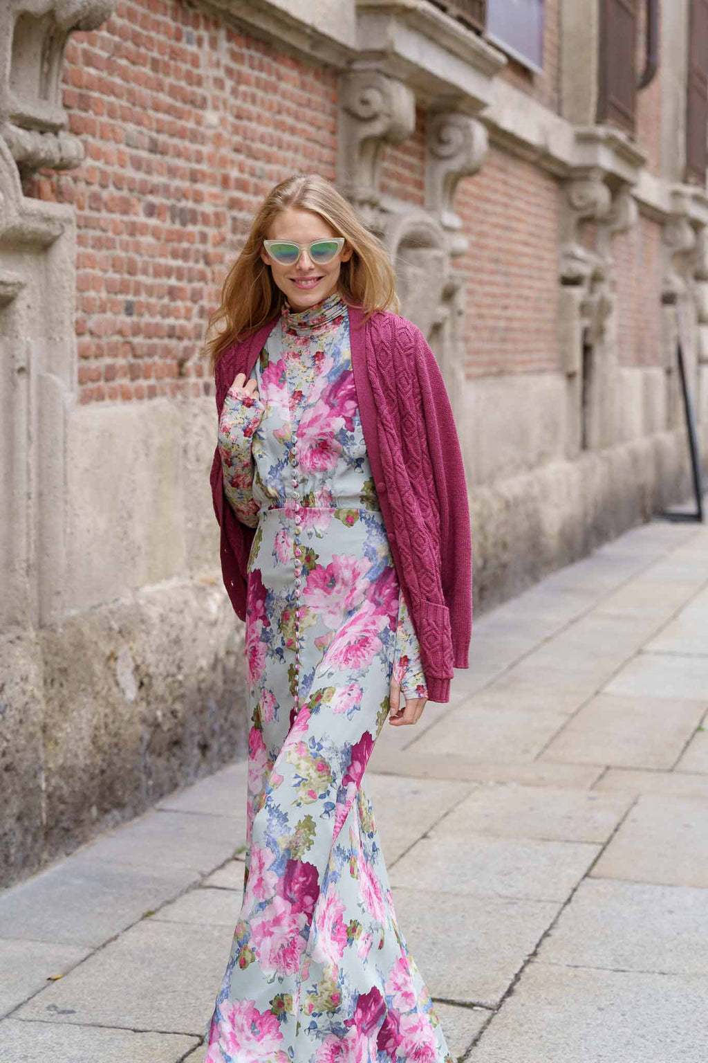 Abito in crepe con stampa di rose floreali e bottoncini