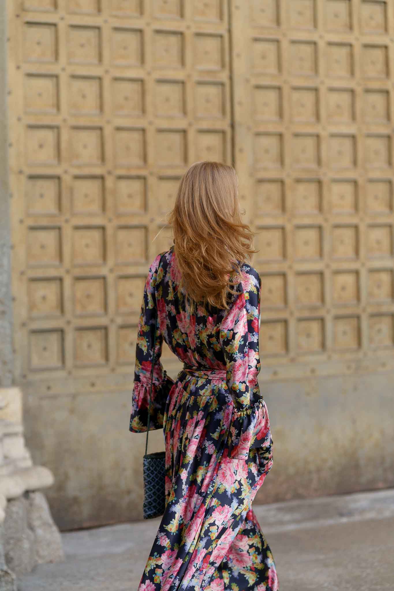 Abito avvolgente Luisa in satin con stampa di rose floreali